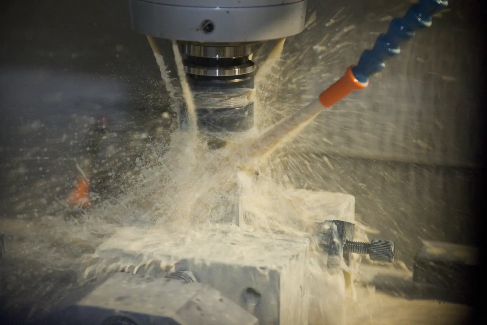 CNC işleme merkezinde soğutma sıvısı altında frezeleme